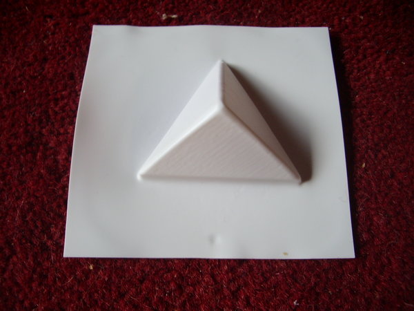 1 Pyramide, Länge : 4,6 cm