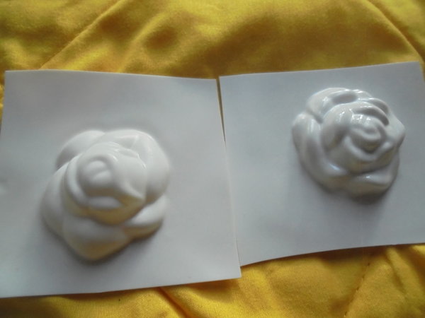 2 schöne Rosen, Länge : 4 cm