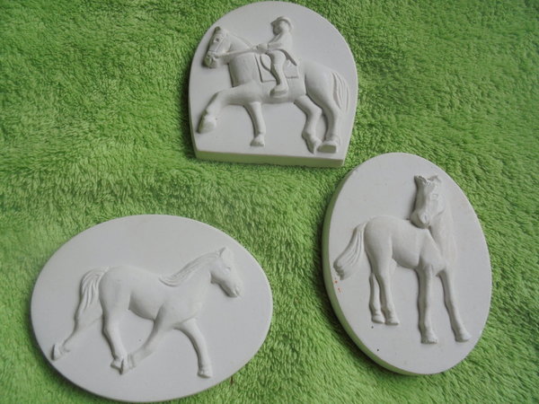 3 schöne Reliefbilder Pferde Länge : 9 cm